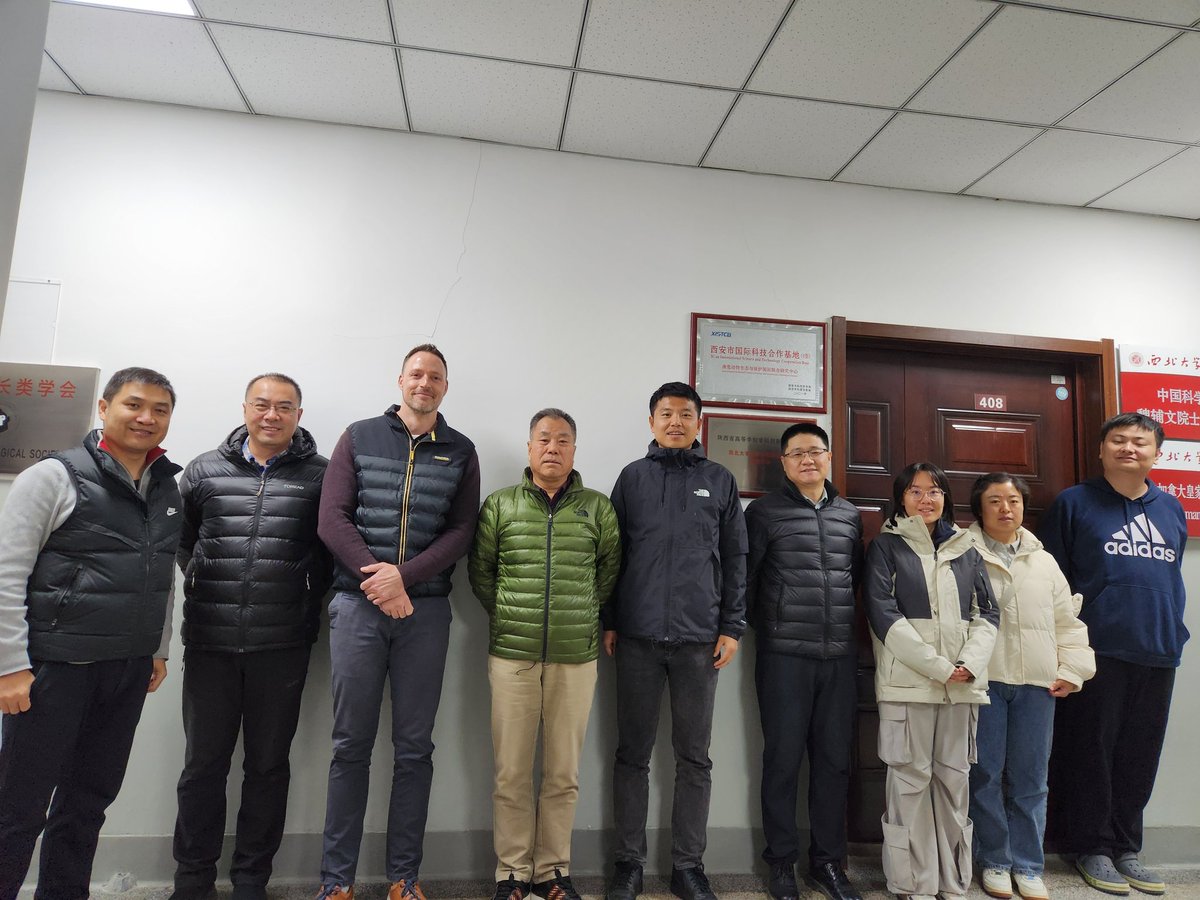 ccgrueter's tweet image. Had such a great day/evening with my colleagues at the Shaanxi Key Laboratory for Animal Conservation at Northwest University in Xi'an. Can’t believe I’ve known some of them for 22 years!
