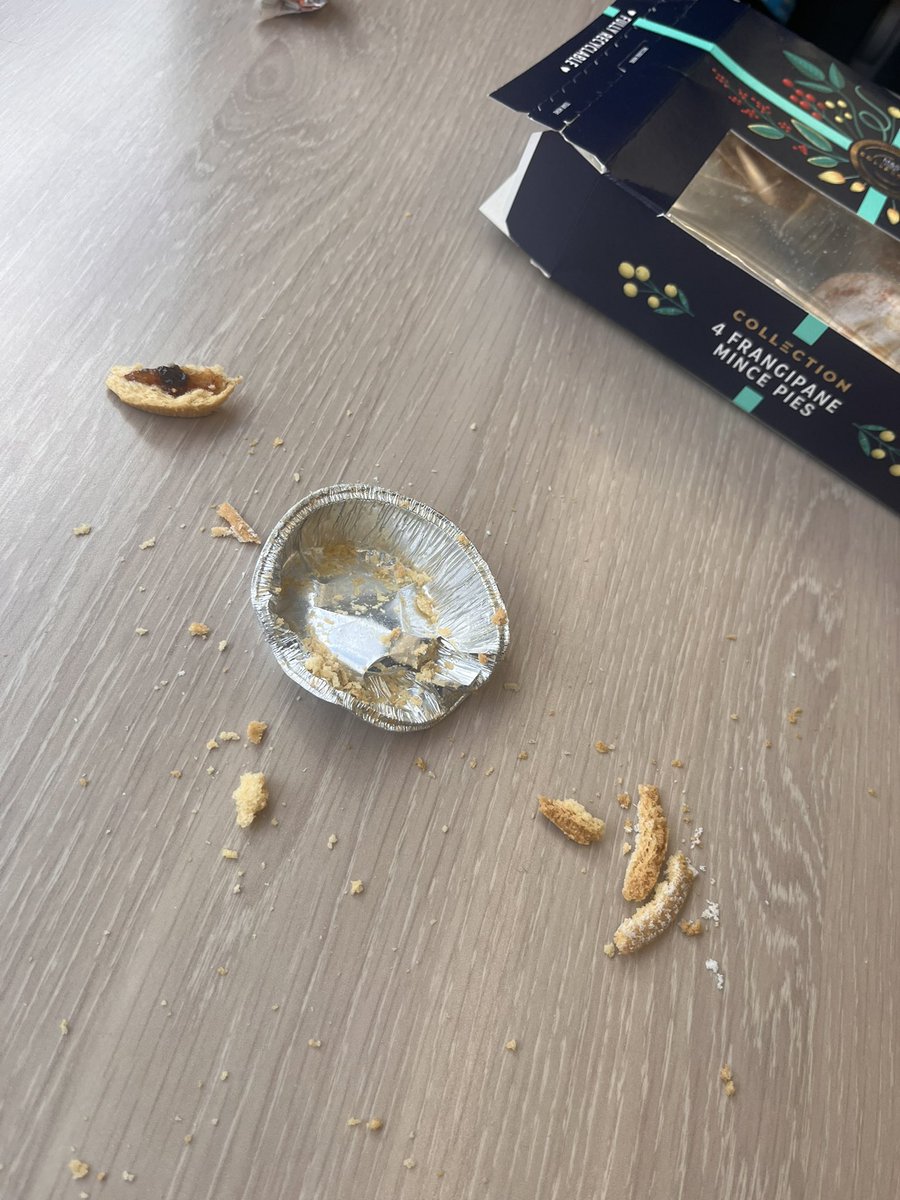_TeeDoubleU's tweet photo. Don’t worry @marksandspencer I just licked the table instead 🙄

More of it ended up on the floor 😂 https://t.co/yMSNOr4QUS