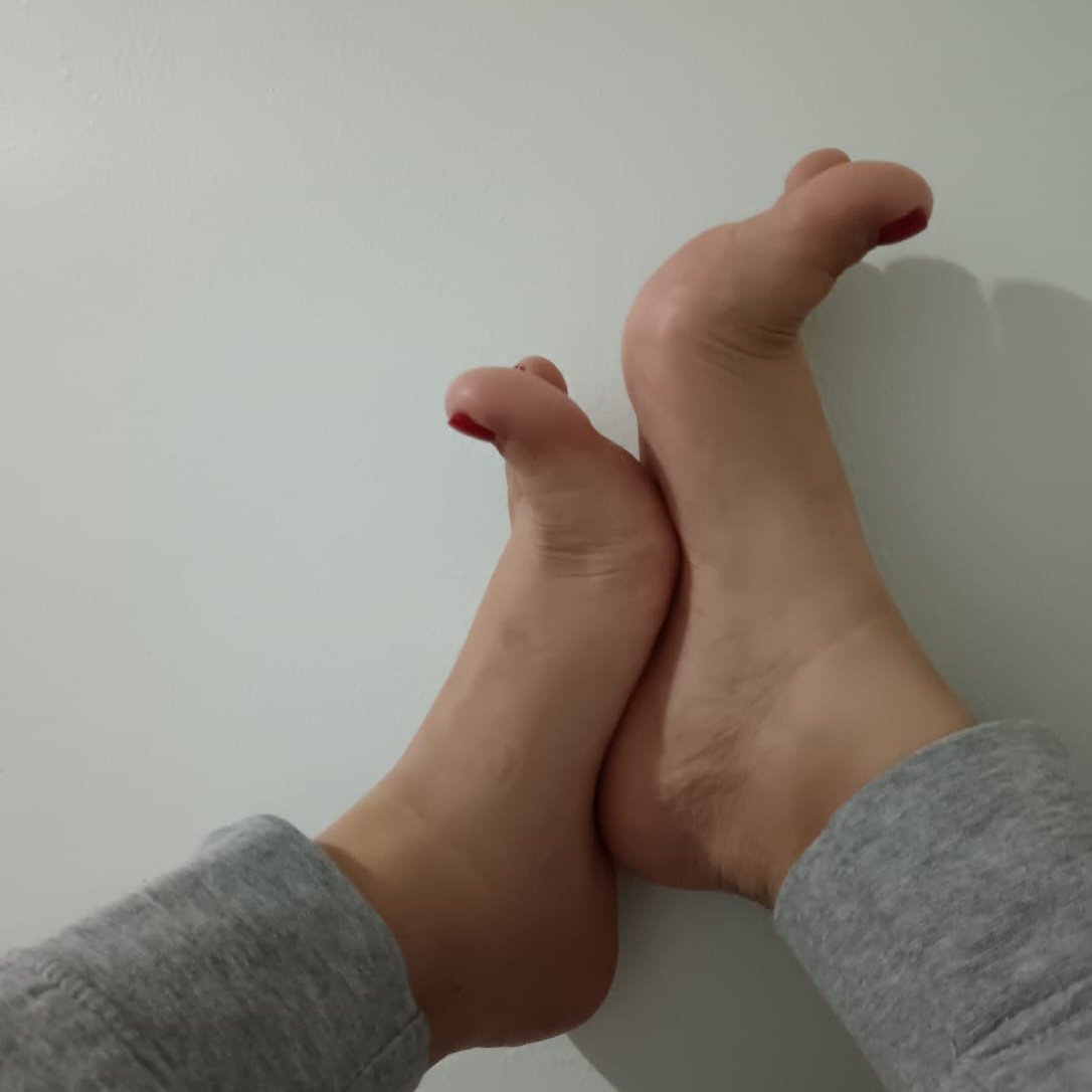 Natashaamoon's tweet photo. Te gusta mi foto de perfil?
Quieres más fotos, mándame DM y te las puedo enseñar 🦶🏻
#Feet #pies #NailsRed #FeetWomam https://t.co/iJFaj0toRT