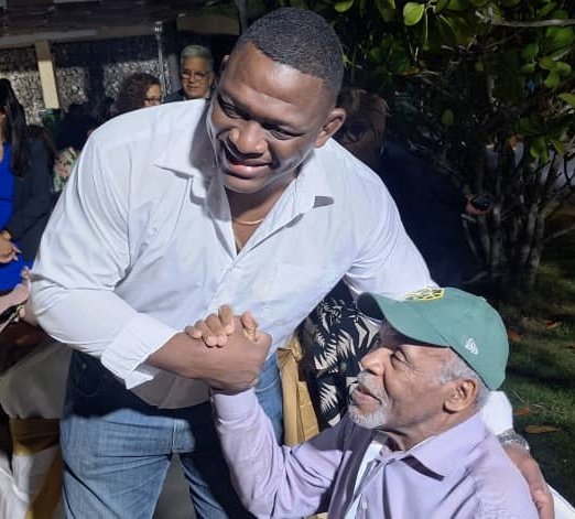 🇨🇺 Mijaín López y Danny Glover, juntos en #LaHabanaDeTodos #TumbaElBloqueo #LaHabanaViveEnMí <a href="/gobhabana/">Gobierno La Habana</a> <a href="/IzquierdoAlons1/">Livan Izquierdo Alonso</a> <a href="/YanetHzP/">Yanet Hernández Pérez</a> <a href="/JesusOtamendiz/">Jesús Otamendiz Campos</a> <a href="/NeryNGonzlezGa1/">Nery N. González García</a> <a href="/Alainrobert0681/">Robert GG06</a> <a href="/LizGG1974/">Lizette</a>