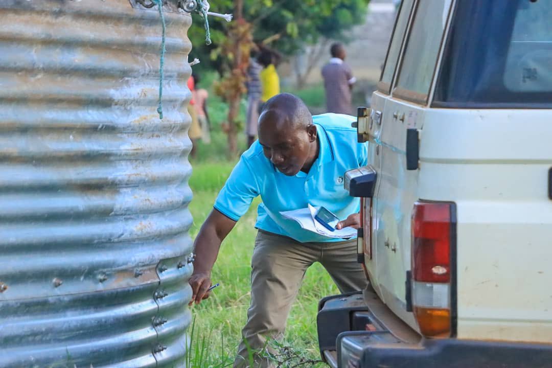 UgandaRedCross's tweet photo. @DrBrianBilalK @NTALEEMMANUEL_ @JoelKitutu Ensuring access to clean and safe water through water trucking and the URCS-constructed T70 water tank.
@DrBrianBilalK @LillianAber @inakasiita1 @R_Nabbanja @JCWamala
#HumanityNeedsYou
#SavingLives
#URCSAt60 https://t.co/3sHsxFuh0r