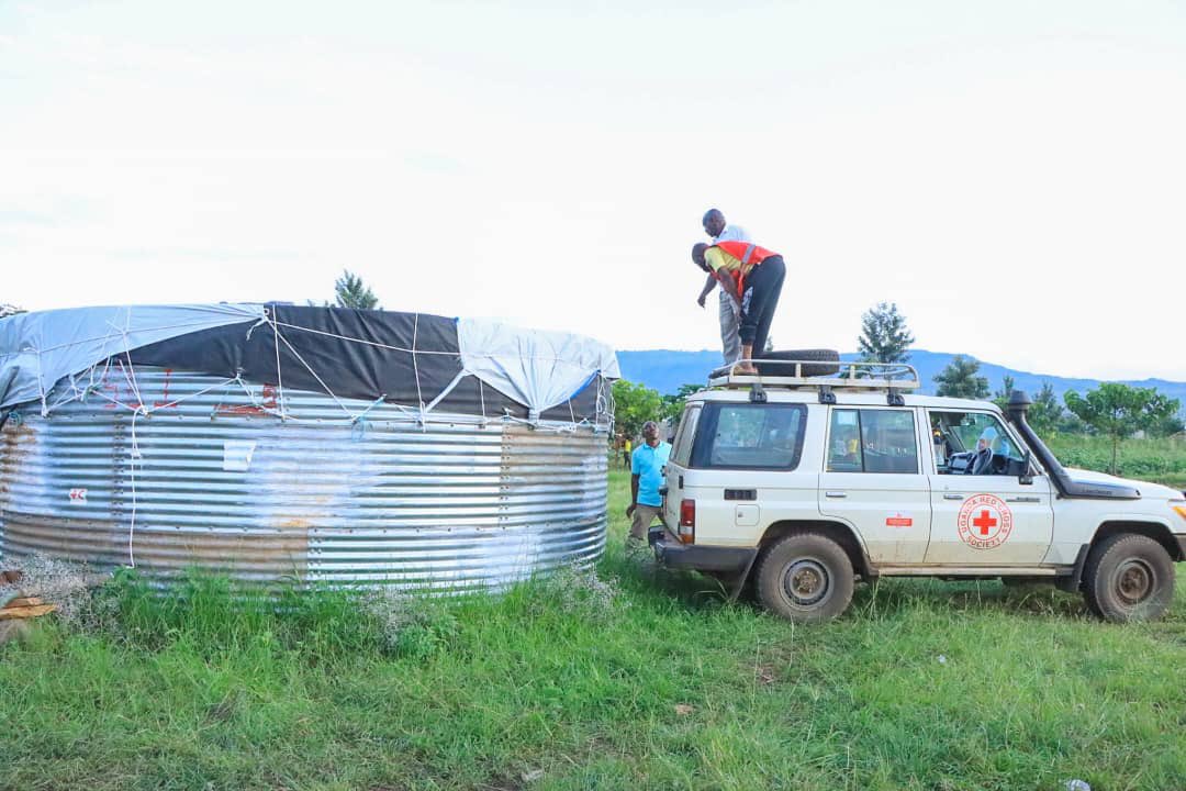 UgandaRedCross's tweet photo. @DrBrianBilalK @NTALEEMMANUEL_ @JoelKitutu Ensuring access to clean and safe water through water trucking and the URCS-constructed T70 water tank.
@DrBrianBilalK @LillianAber @inakasiita1 @R_Nabbanja @JCWamala
#HumanityNeedsYou
#SavingLives
#URCSAt60 https://t.co/3sHsxFuh0r