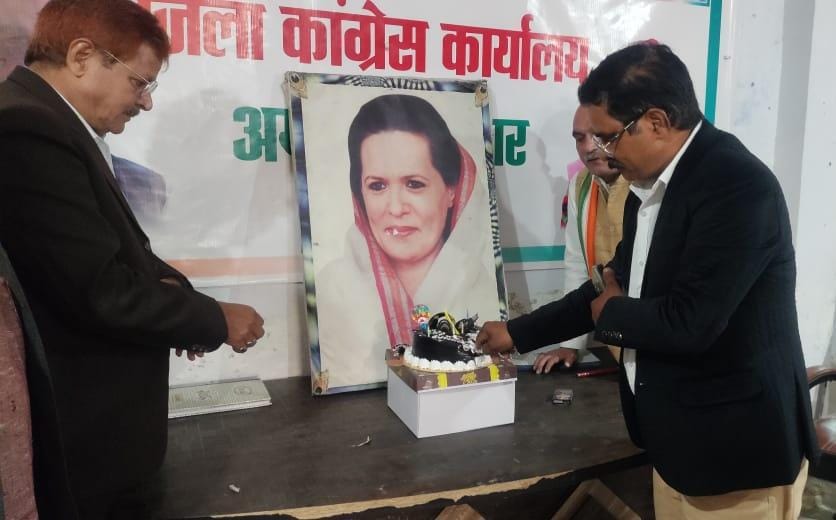 INCAmbedkarNGR's tweet image. त्याग तपस्या की प्रतिमूर्ति आदरणीय संप्रग अध्यक्ष देश पर अपना सर्वस्व अर्पित करने वाले 
विश्व के सबसे गौरवशाली परिवार #गांधीपरिवार की मुखिया हम सभी की उदारमना अभिभावक आदरणीयाश्रीमती सोनिया गांधीजी को जन्मदिन पर बहुत बहुत बधाई औरशुभकामनाएं 🎉🎂💐
#ProudOfYou
#HBD_SmtSoniaGandhiJi