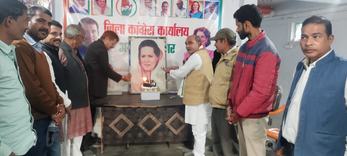 INCAmbedkarNGR's tweet image. त्याग तपस्या की प्रतिमूर्ति आदरणीय संप्रग अध्यक्ष देश पर अपना सर्वस्व अर्पित करने वाले 
विश्व के सबसे गौरवशाली परिवार #गांधीपरिवार की मुखिया हम सभी की उदारमना अभिभावक आदरणीयाश्रीमती सोनिया गांधीजी को जन्मदिन पर बहुत बहुत बधाई औरशुभकामनाएं 🎉🎂💐
#ProudOfYou
#HBD_SmtSoniaGandhiJi