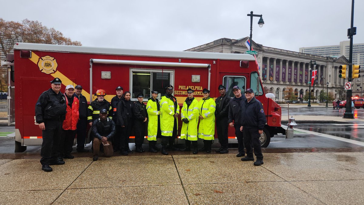 PPDExplorers's tweet image. 2024 Philadelphia Thanksgiving Parade. @PHL2ndalarmers &amp;amp; @PPDExplorers providing hot beverages &amp;amp; snacks to our First Responders standing on the Parade line in the rain.