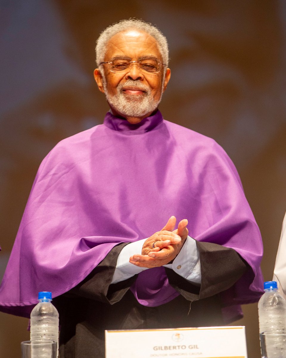 gilbertogil's tweet photo. Hoje é um dia especial! Em cerimônia que será realizada no Salão Leopoldo Miguez, na Escola de Música da UFRJ, Gil receberá o título de Doutor Honoris Causa da Universidade Federal do Rio de Janeiro. A sessão terá cobertura do site @AloAlo_Bahia , acompanhe por lá ❤️ https://t.co/FBFe8jpIhT