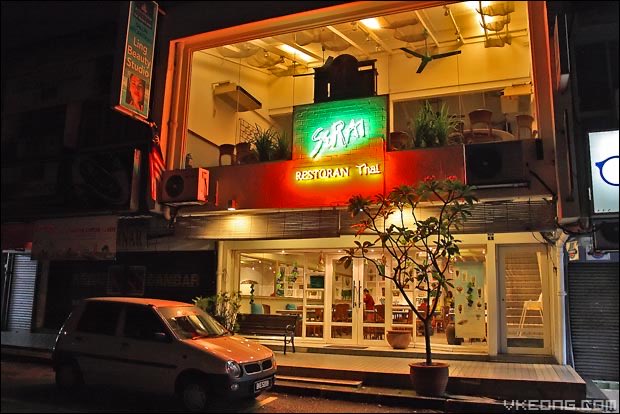 Orang kata bisnes family ni susah nak survive.

But this brand proved otherwise.

Almost 35 yrs in industry.

16 brands.

20+ outlets.

Last year, they launched their first outlet in London. Time launch, siapa datang?

Her Majesty Queen Azizah.

Who’s behind the Serai Group?