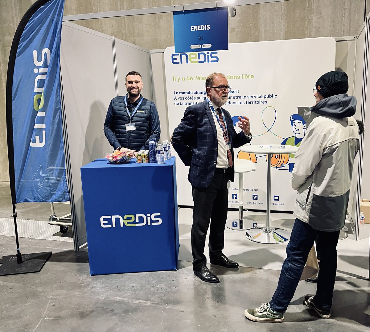 Les équipes d' <a href="/enedis/">Enedis</a> étaient présents jeudi dernier à la Nuit de l'Orientation organisée par la <a href="/CCILoiret/">CCI Loiret</a> à #Orléans 📍Les visiteurs ont pu découvrir nos métiers et nos véhicules de terrain, comme le camion nacelle, exposés devant l'espace CO'Met 🚘 #EnedisRecrute #emploi