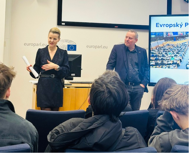 AndreaCepova's tweet photo. Vždycky si ráda najdu čas na návštěvníky #EP a úplně nejvíc na #studenty z 🇨🇿 !
Dnes z 9. třídy ze ZŠ Brána jazyků z Prahy 📚🧑🎓👩🎓Vysvětlit ve zkratce #Evropskýparlament, politické skupiny a hlavně co a jak ve skutečnosti děláme- docela výzva! https://t.co/BWIJZ4caBS