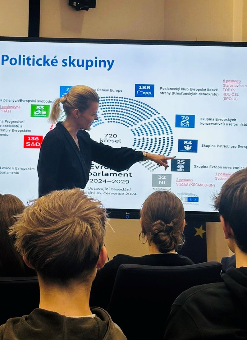 AndreaCepova's tweet photo. Vždycky si ráda najdu čas na návštěvníky #EP a úplně nejvíc na #studenty z 🇨🇿 !
Dnes z 9. třídy ze ZŠ Brána jazyků z Prahy 📚🧑🎓👩🎓Vysvětlit ve zkratce #Evropskýparlament, politické skupiny a hlavně co a jak ve skutečnosti děláme- docela výzva! https://t.co/BWIJZ4caBS