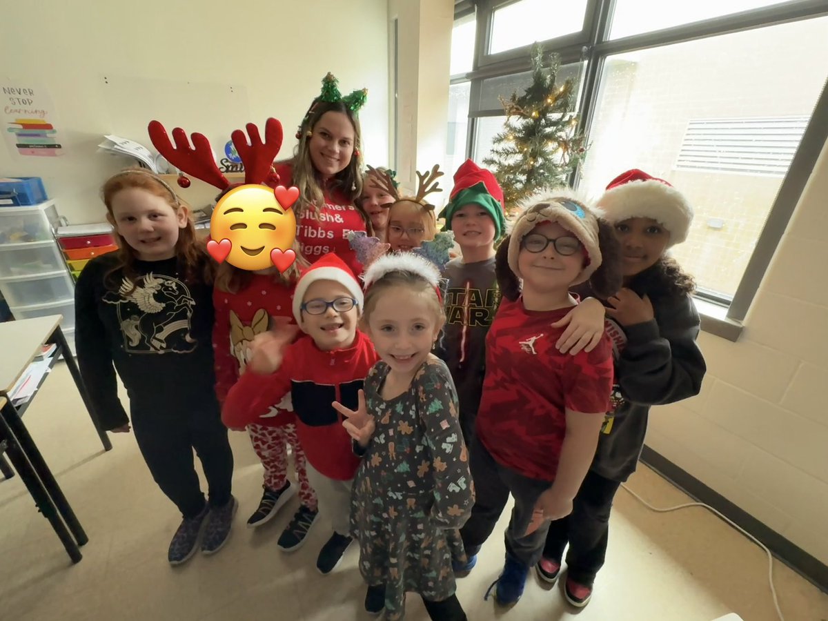 stephrn6's tweet photo. The start of our Christmas Countdown- Christmas Headwear Day 🎄 @RoncalliSchool https://t.co/hXUJh8ycWR