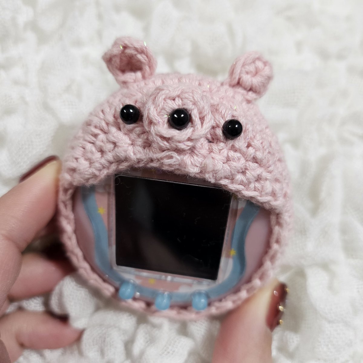 やっとパーツが届いた🐻💞
今まで目と鼻無かったから、可哀想なことになってたけど、、息を吹き返した🥹

ピンクにちょっとラメ入ってる糸が可愛くてそれで作ったよ～🧶🎀

あとエンジェルのゲーム中毒性あるんだけど共感してくれる人いるかな🥹(笑)
#たまごっち日記 #たまごっちユニ #ハンドメイド