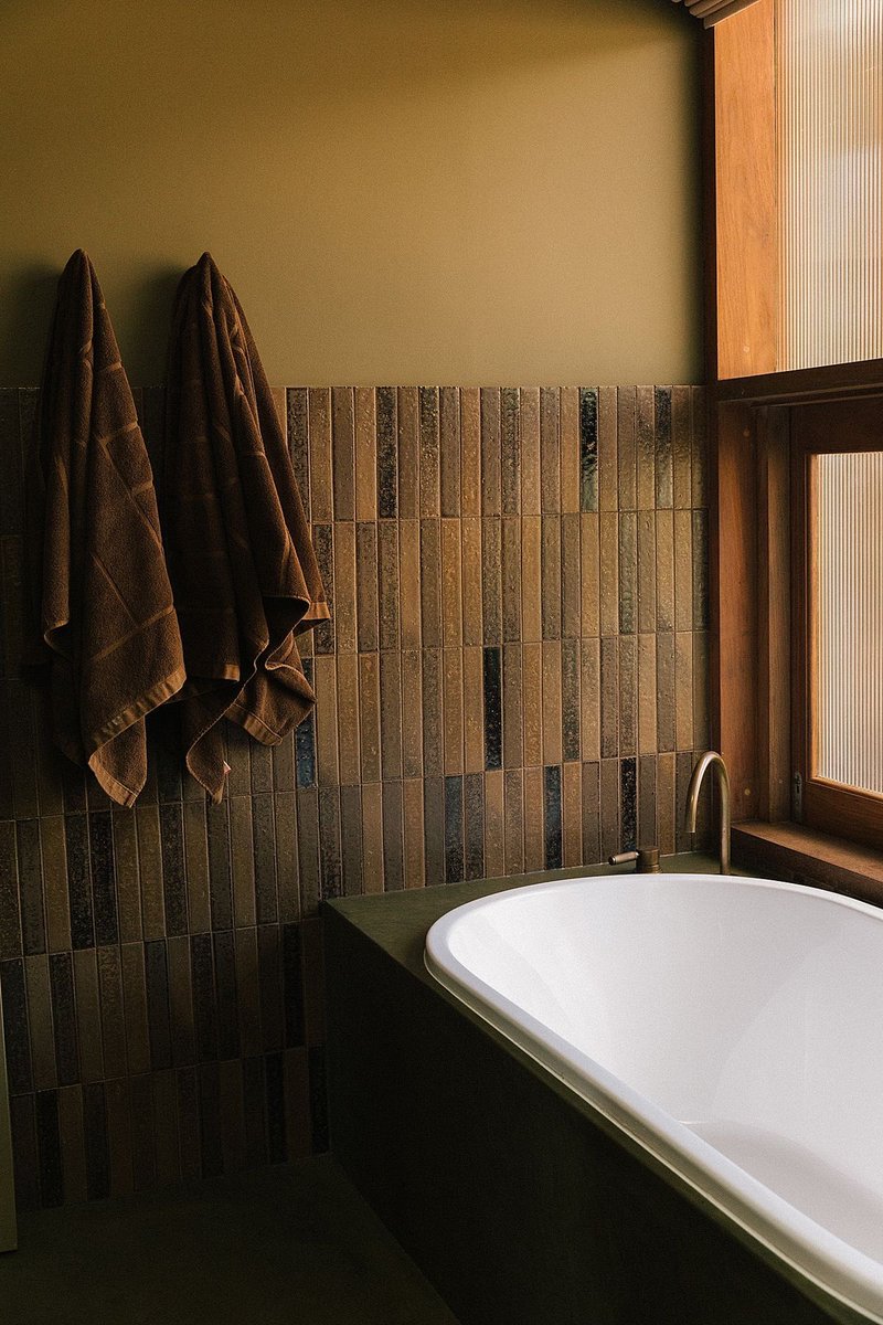 luusssso's tweet photo. Love a bathroom with rich tones and a vintage vibe https://t.co/TZqhej7yVA