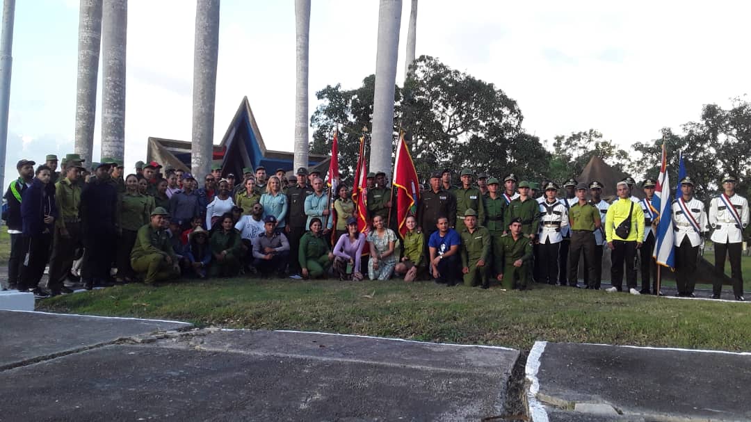 Junto a jóvenes del <a href="/minint_cuba/">MININT_CUBA</a>. A tres de sus unidades entregamos la Bandera de Honor, el más alto estímulo colectivo que otorga el Buró Nacional <a href="/UJCdeCuba/">UJC de Cuba</a>. Con ello reconocimos la entrega, el aporte y el compromiso en defensa de la Patria y de la organización. ¡Felicidades!