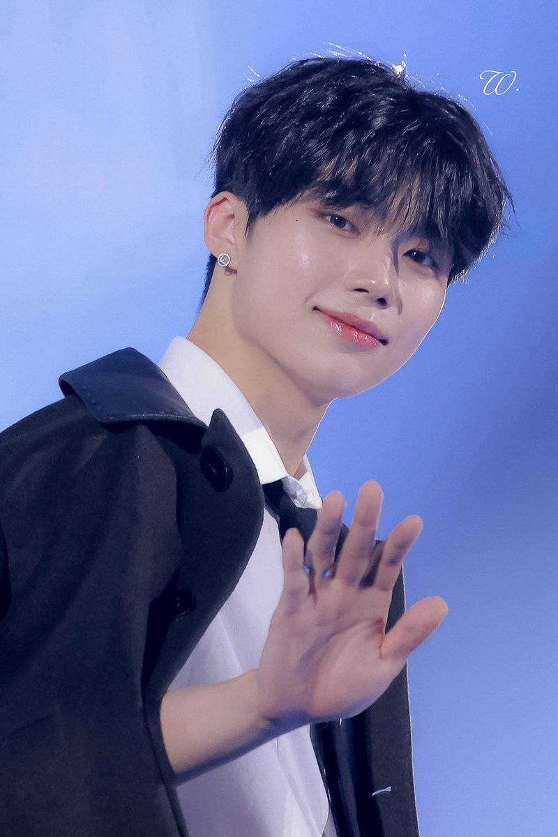 241122 왕자님 👑

#박건욱 #PARKGUNWOOK #パクゴヌク #제로베이스원 #ZEROBASEONE #ZB1