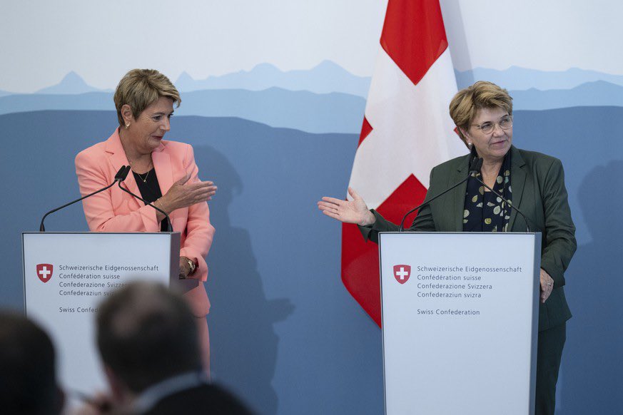 Sam National (@my_samnational) on Twitter photo Wenn du findest, du hättest mehr gemacht als dein Lernpartner und ihr euch drum nicht einigen konntet, wer von euch das Plakat präsentieren muss. 
Lehrer: "So, wer fängt an?" Wenn du findest, du hättest mehr gemacht als dein Lernpartner und ihr euch drum nicht einigen konntet, wer von euch das Plakat präsentieren muss. 
Lehrer: "So, wer fängt an?"