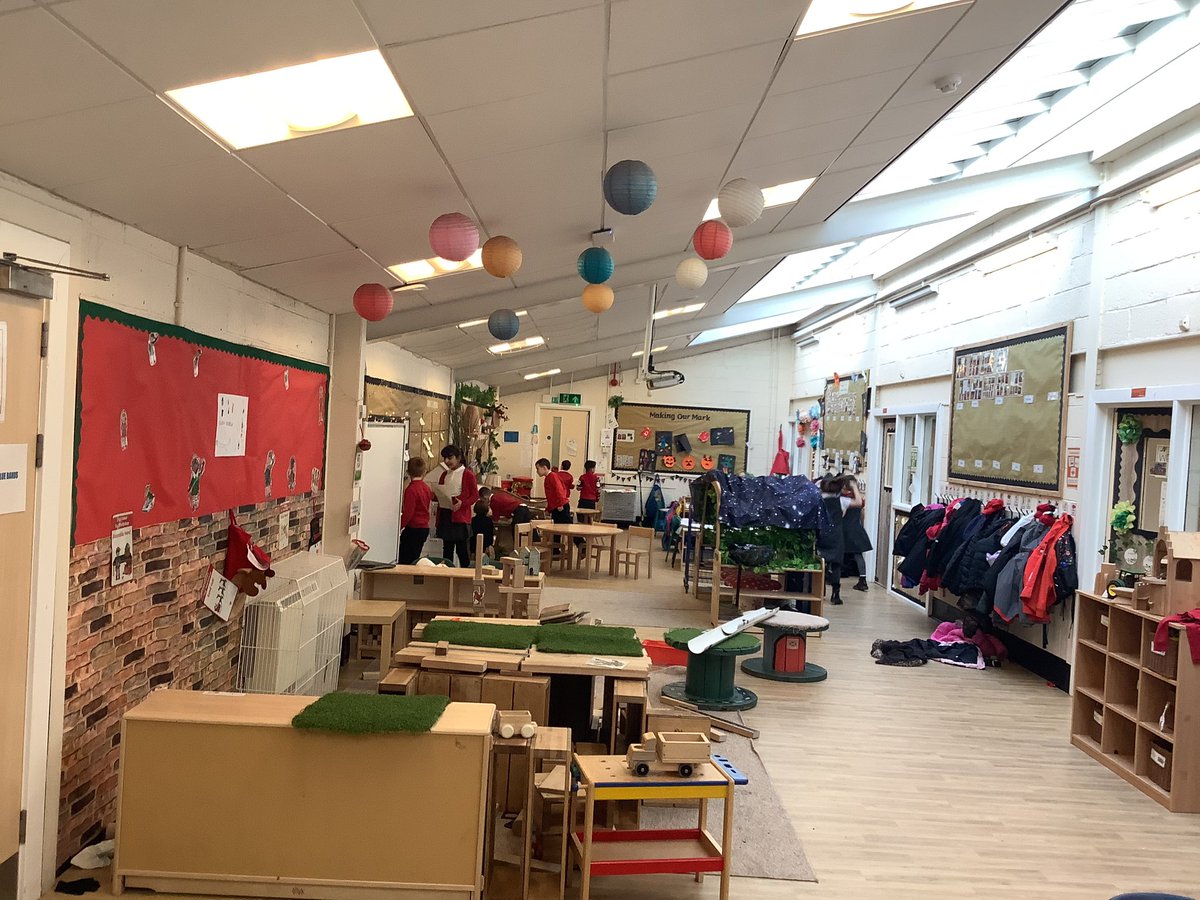 MRSGrantHPS1's tweet photo. P3G enjoyed taking part in an elf scavenger hunt for 12 days of fitmas. Thanks @MissMcLuckieHPS we enjoyed this activity. https://t.co/V2U9OxxONJ