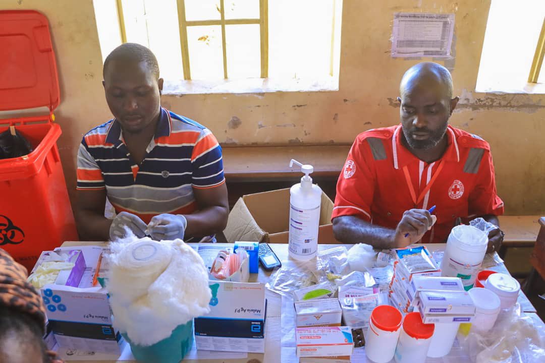 UgandaRedCross's tweet photo. @UgandaRedCross emergency medical team attended to 113 cases survivors of the at the camp yesterday, all of which were managed onsite.
👉🏾 A standby ambulance is available for any necessary referrals.
#HumanityNeedsYou
#SavingLives
#URCSAt60 https://t.co/X7DXJvVbpt