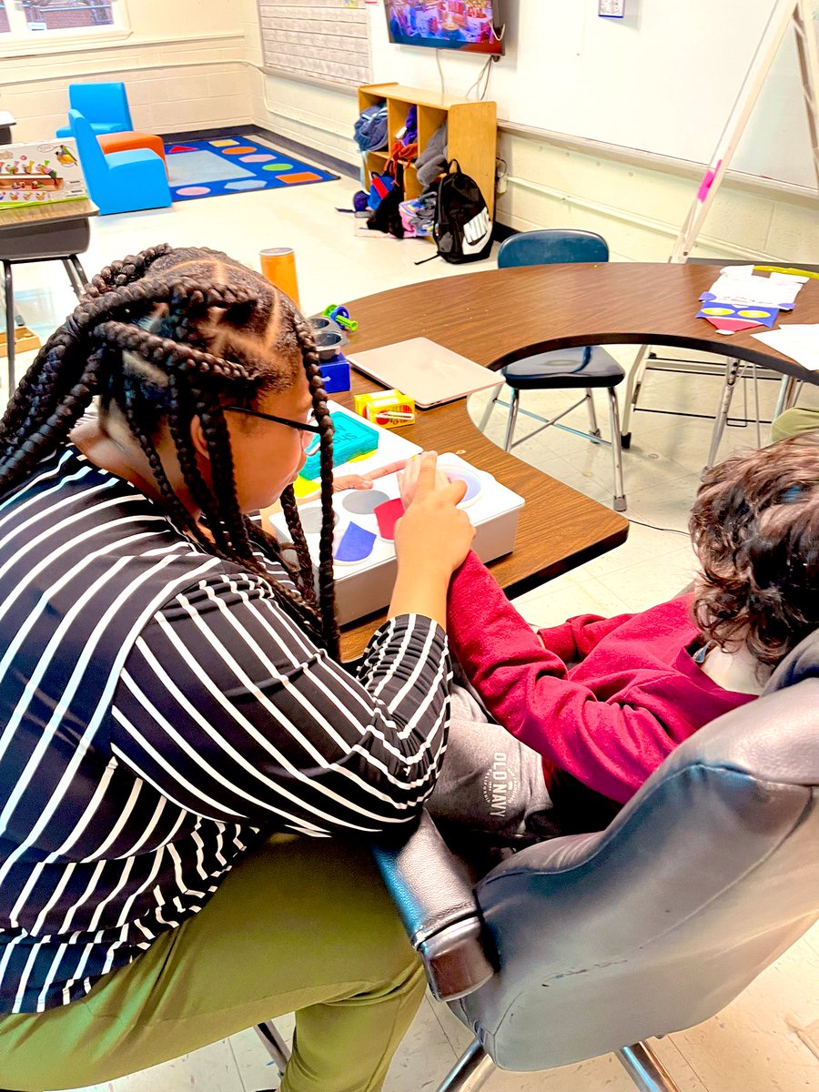jenoot95's tweet photo. Pawsome learning first thing on a Monday morning! #onechatham #chathamshines #ccsasis @ChathamCoSch @ChathamEC @PboroElementary https://t.co/k5iz9FElLh