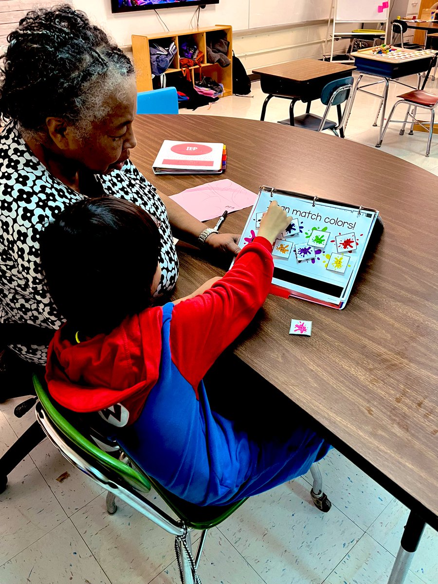 jenoot95's tweet photo. Pawsome learning first thing on a Monday morning! #onechatham #chathamshines #ccsasis @ChathamCoSch @ChathamEC @PboroElementary https://t.co/k5iz9FElLh