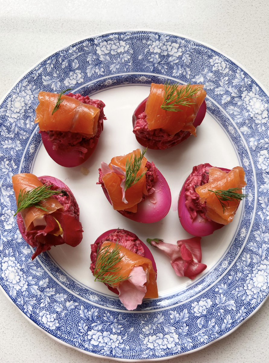 Ahora sí: cinco ideas de huevos rellenos, infaltables para estas fiestas.

Clásicos con paté:

Pisar las yemas con paté, perejil picado, gotas de jugo de limón, y alguna cucharada de mayonesa. Rellenar las claras y terminar con gotas de aceite de oliva, pimienta y ralladura de