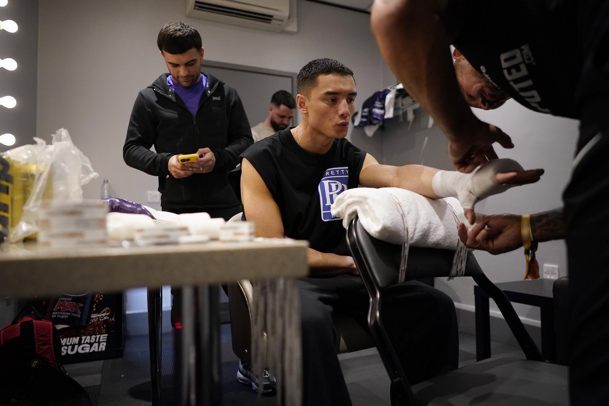 OneEmpireJamie's tweet photo. Had the pleasure of working with this young man @CameronVuong and the team a couple of weeks back in a cracking fight showing serious balls taking this bout so early on in his career, not many would have done the same!!
•
#cutman #handwraps
•
@EmpireFS_
@matchroomboxing https://t.co/bIaLm4E1X1