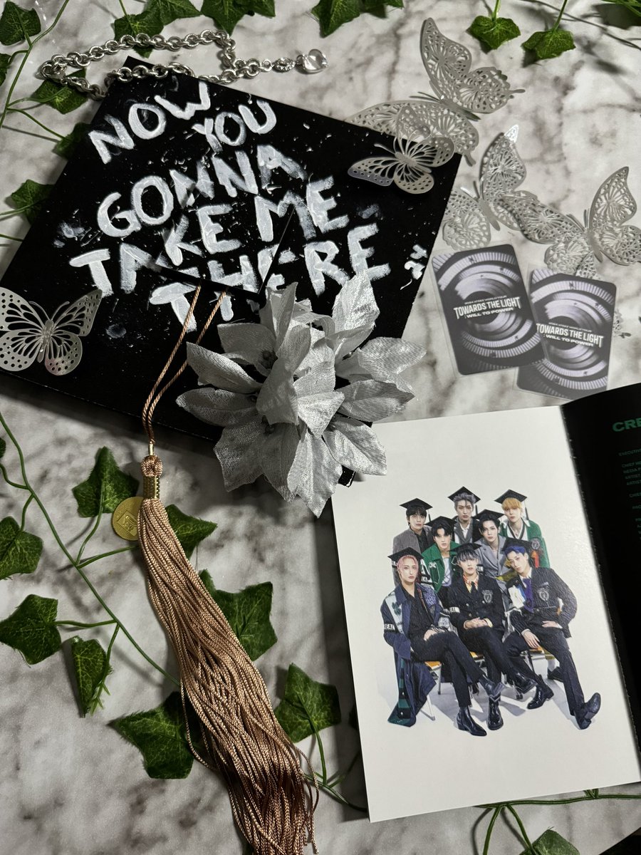 allaboutkaci's tweet image. cap I made for my graduation on Saturday :) inspired by hongjoong and horizon

#capdesign #design #ateez