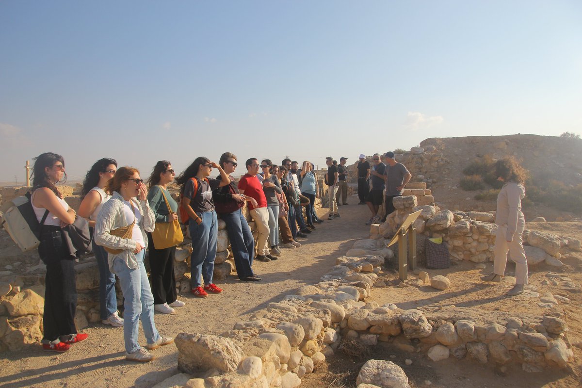 Danmishmar's tweet image. The Mishmar lab is celebrating 20 years of Science. We gathered former and current members, visited Tel Beer-Sheva. I am privileged to guide all these people through their scientific path!