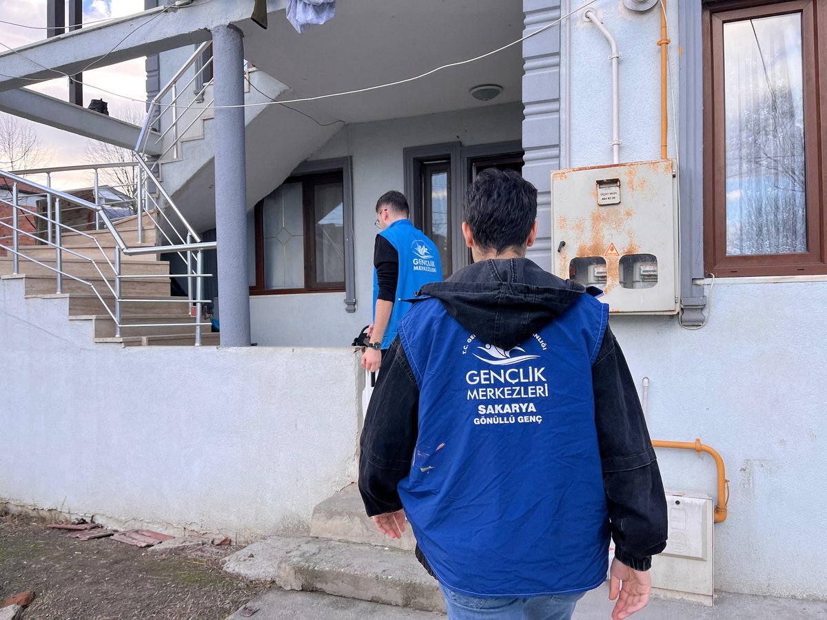 GSB_SakaryaGM's tweet photo. 📍 Sakarya Gençlik Merkezi 

Senden Umut Kesmem Projesi kapsamında Gönüllü Gençlerimiz ile birlikte ihtiyaç sahibi ailelerimizin kapılarını çalarak, bir kalpte ufak da olsa umut yeşertebilmek adına kıyafet ve yiyecek ihtiyaçlarını karşıladık ♥️ 

#gsbgm
#sendenumutkesmem https://t.co/CE0KKH84g1