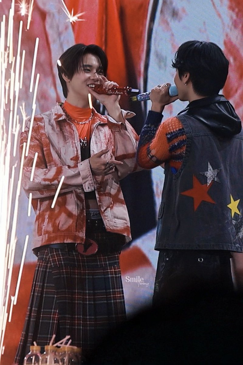 Smile_theday's tweet photo. ทุกคนมาดูนี่เร็ว อย่าให้ฉันเขินคนเดียว อ๊ากกก หงดากงหงหงงกกูจะบ้า เขินสายตาหยิ่น เด็กมันเอาเรื่องวะ มันจีบพี่วอร์ชัดมาก😭

แล้วพี่ช่วยตอบผมหน่อยได้มั้ย..คนที่พี่อยากจะโทรมาหา..ว่าพี่ชอบผชแบบไหน😳🫠

#YINWAR1STFANMEETING
#yinyin_anw #warwanarat #หยิ่นวอร์ https://t.co/XhRusFMhOI