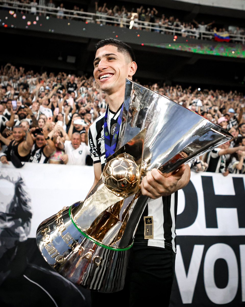 Savarino, subestimado. A ausência dele na seleção do Campeonato Brasileiro é inexplicável.

Um dos jogadores mais regulares do Botafogo no ano.