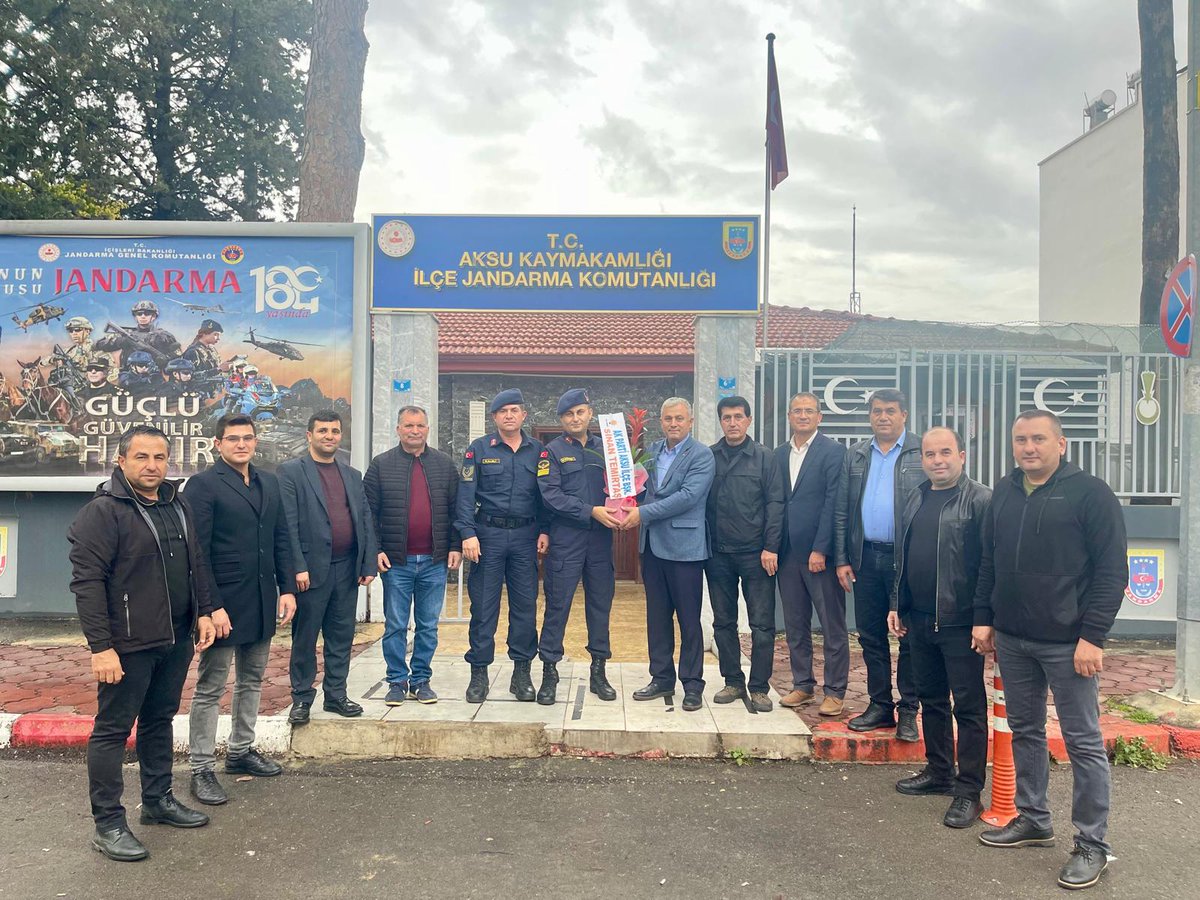 Aksu_AkParti's tweet photo. 9 Aralık Uzman Jandarmalar Günü dolayısıyla 
Aksu İlçe Jandarma Komutanlığını Meclis üyelerimiz ve Yönetim kurulu üyelerimiz ile ziyaret ettik.
Bu vesileyle Uzman Jandarmalarımızın gününü kutluyoruz. https://t.co/IXx6rwmmbi