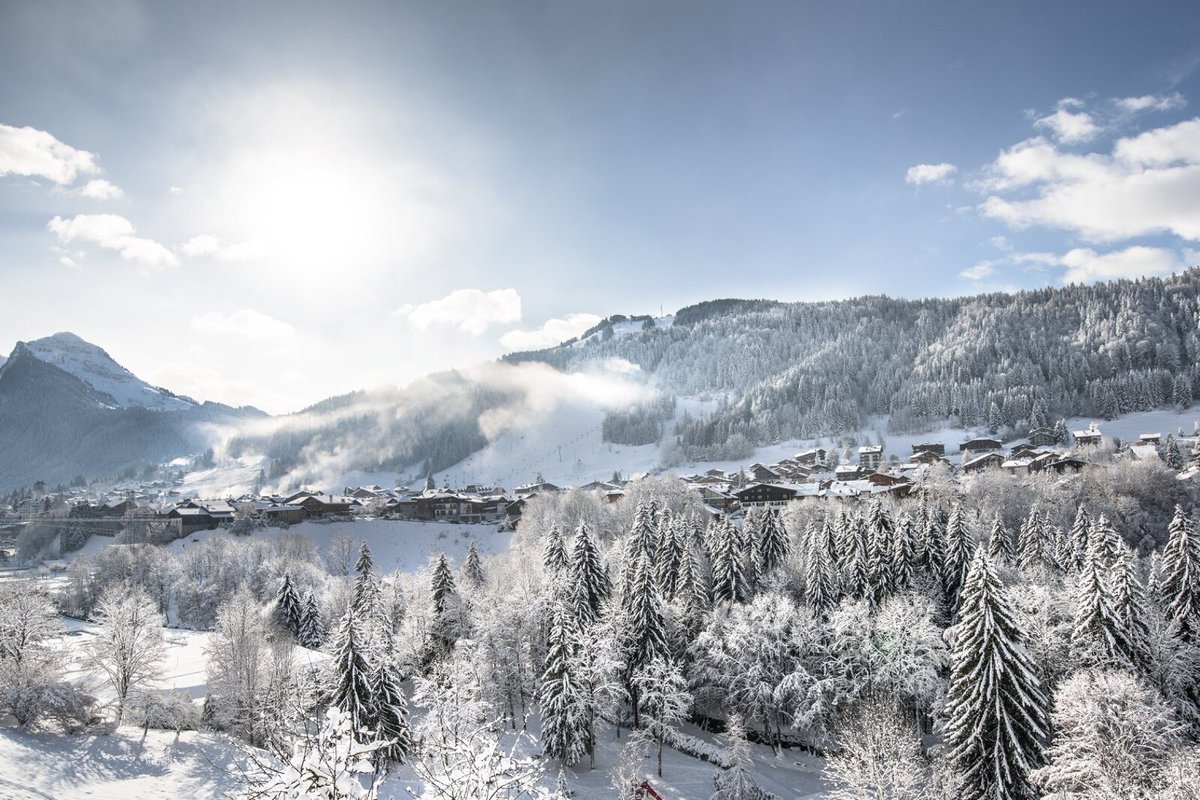 As winter rolls in, we’re super excited to share what’s new this season in Morzine. Itching to carve those first tracks? mark your calendars 21 December, when the winter opening kicks off

Check out what’s new this winter: seemorzine.com/news/whats-new…
#seemorzine #morzine #lesgets