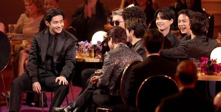 به به چه ترندینگی
BTS BTS BTS 
BTS PAVED THE WAY 
HISTORY MAKERS BTS