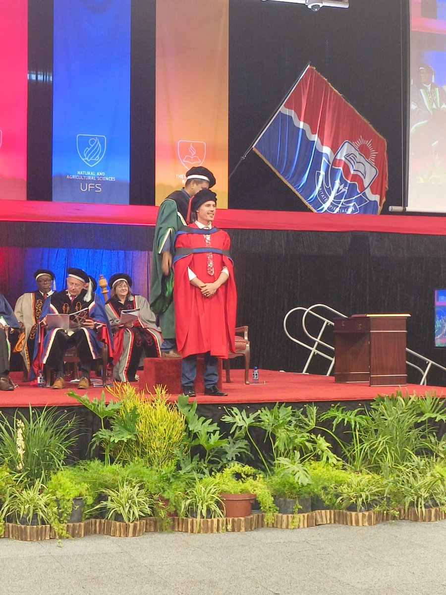 UFSweb's tweet photo. Today's an extra special one for Eduvan Bischoff. Not only has he received his Doctor of Philosophy Majoring in Microbiology, but he is also celebrating his birthday!
#UFSGraduation2024 #ProudlyKovsies https://t.co/EbpMffE66m