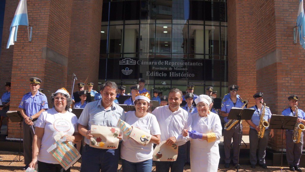 herrerayflia's tweet photo. ✨ Destacamos el compromiso y esfuerzo del personal legislativo en este 2024. En la retreta de fin de año, agradecí a quienes trabajan incansablemente 💪, logrando hitos históricos como la sanción de más de 60 leyes 📜. Juntos, seguiremos fortaleciendo la actividad legislativa para Misiones ❤️.