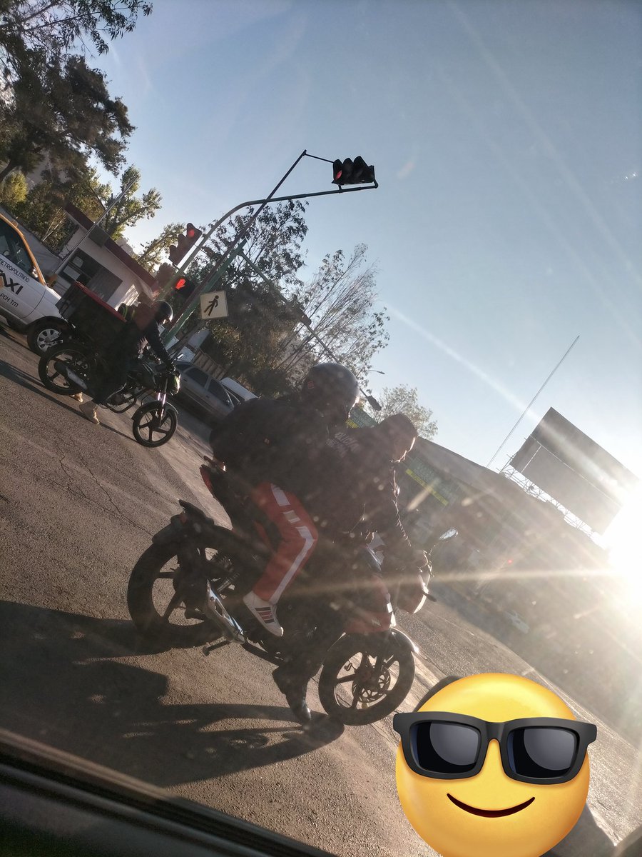 elcafrevial's tweet photo. Un policía municipal poniendo el ejemplo que se puede circular sin casco y sin placas. 
Chulada. (Su chamarra lo dice todo) https://t.co/q8tLjlxtof