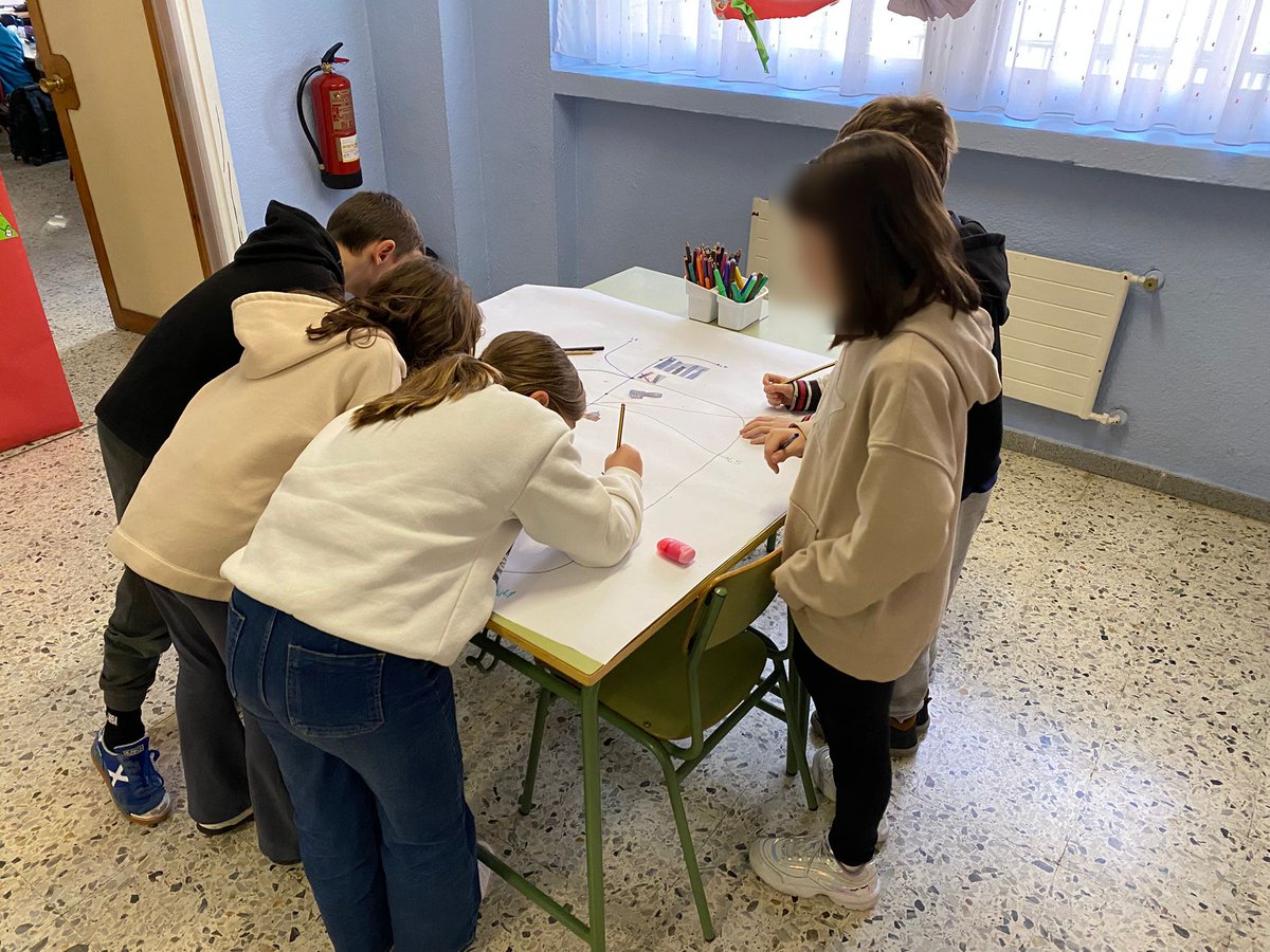 CeipLorenzo's tweet photo. Gracias a Julio Verne y sus libros, como "20.000 Leguas en viaje submarino", "La Vuelta al Mundo en 80 días" y " Cinco semanas en globo" nuestr@s alumn@s han trabajado sobre la Constitución, y en especial los Artículos que tratan sobre los transportes. https://t.co/zPg9XBiOGv