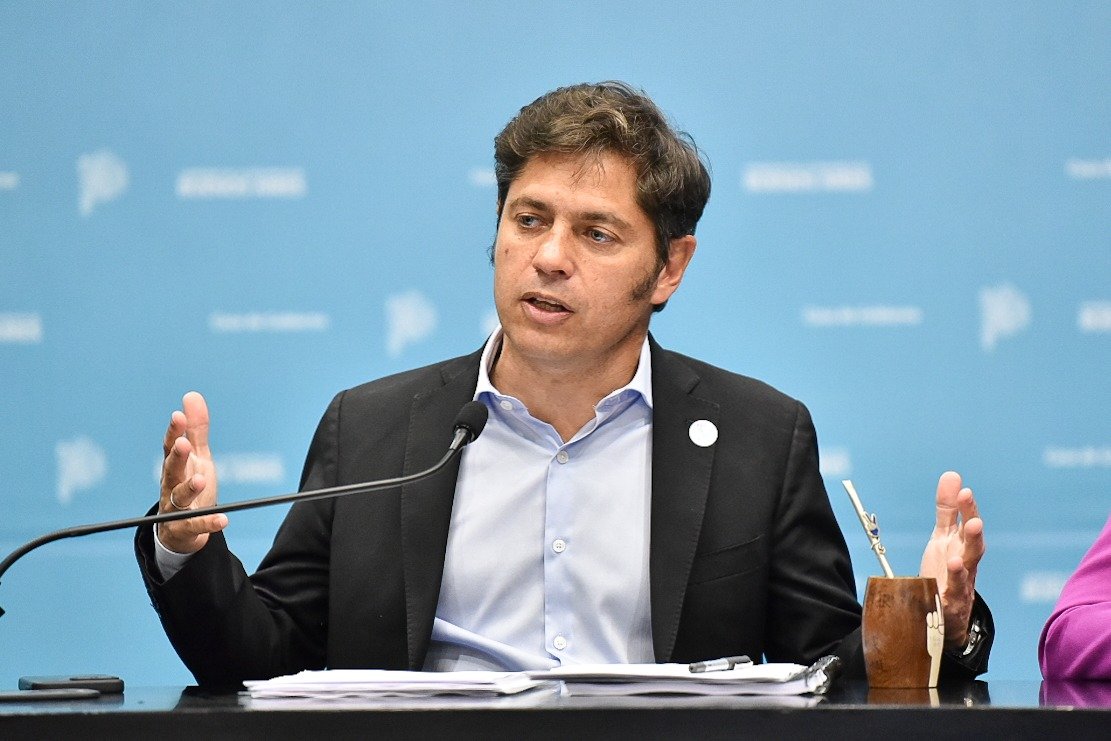 larroqueandres's tweet photo. Acompañamos al gobernador @Kicillofok, la vicegobernadora @magariovero y al ministro @Carli_Bianco en la conferencia de prensa semanal de @BAProvincia

En la exposición anunciamos que en diciembre vamos a reforzar el Módulo Extraordinario para la Seguridad Alimentaria (MESA), una medida implica la distribución de 4.000.000 de módulos.

Esta decisión expresa el compromiso del Gobernador de cuidar la alimentación de los más de 2.500.000 estudiantes de la Provincia que acceden al SAE y MESA.