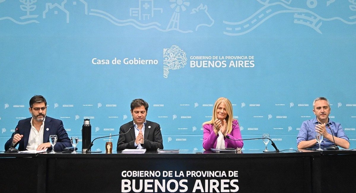 larroqueandres's tweet photo. Acompañamos al gobernador @Kicillofok, la vicegobernadora @magariovero y al ministro @Carli_Bianco en la conferencia de prensa semanal de @BAProvincia

En la exposición anunciamos que en diciembre vamos a reforzar el Módulo Extraordinario para la Seguridad Alimentaria (MESA), una medida implica la distribución de 4.000.000 de módulos.

Esta decisión expresa el compromiso del Gobernador de cuidar la alimentación de los más de 2.500.000 estudiantes de la Provincia que acceden al SAE y MESA.