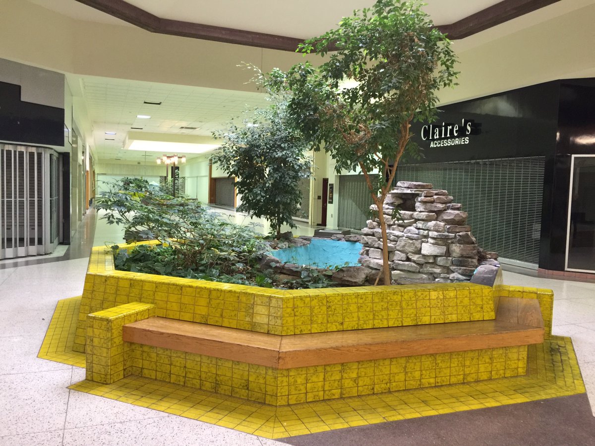 bennel62's tweet image. Who says #malls are dead? I do I do!  #shopping #deadmalls #bricksandmortar paulsnewsline.blogspot.com/2024/12/who-sa…