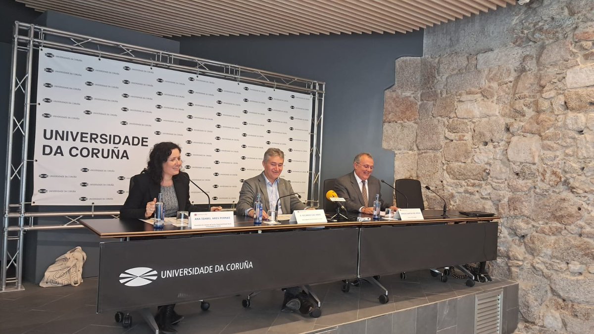 UDC_gal's tweet photo. O Servizo #UDCSaudable celebrou o X Aniversario, nun acto que contou co reitor, Ricardo Cao; a vicerreitora do @CIFerrol e Responsabilidade Social, Ana Ares; e o director do servizo, Sergio Santos del Riego; así como parte das 37 entidades colaboradoras.
https://t.co/9IZzSDPzr1 https://t.co/fGJgFcWgNj