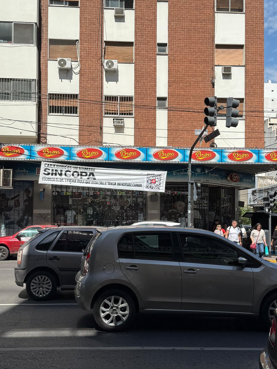 FerreyraDenis's tweet photo. - Y si le cambiamos el nombre a Carabobo por Qué mira' bobo?
- Flaco te pregunte la hor... eu es buenísimo. https://t.co/iYDtEbiKjy