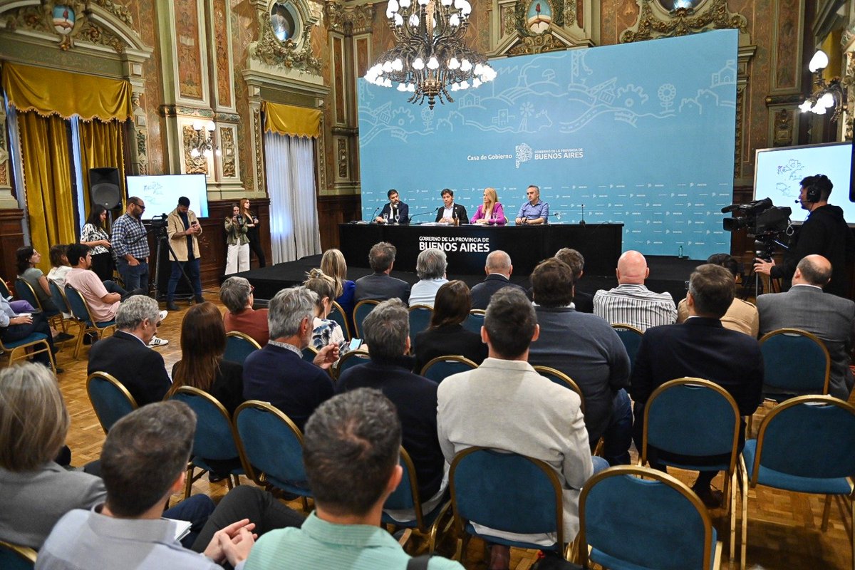 larroqueandres's tweet photo. Acompañamos al gobernador @Kicillofok, la vicegobernadora @magariovero y al ministro @Carli_Bianco en la conferencia de prensa semanal de @BAProvincia

En la exposición anunciamos que en diciembre vamos a reforzar el Módulo Extraordinario para la Seguridad Alimentaria (MESA), una medida implica la distribución de 4.000.000 de módulos.

Esta decisión expresa el compromiso del Gobernador de cuidar la alimentación de los más de 2.500.000 estudiantes de la Provincia que acceden al SAE y MESA.