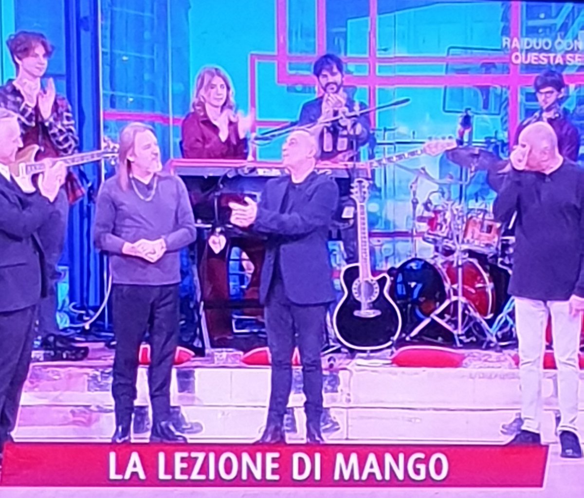 Roselix88's tweet photo. Grandi musicisti, grazie grazie per la vostra bravura e per il vostro amore per #PinoMango! Ha ragione Rocco: inspiegabilmente Mango non è stato ricordato abbastanza. Grazie ad @angelinamango_ ora gli sta tornando la giusta luce #bellama #rai2 https://t.co/Ta9heHlIZf