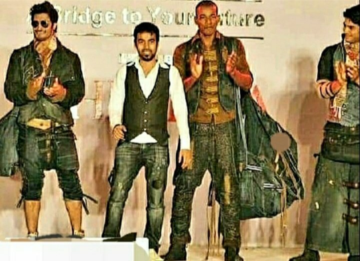 JhumeTahamina's tweet photo. The journey was started from Gladrags man hunt contest, after that there's no looking back.
@VidyutJammwal sir
once said,
"Tu ek lauta larka hai, jiske bare me mujhe yaad hai,tune pehle din kya pehna tha".

Wo hai hi yaad rakhne layek💖

19 YRS OF SID'S WBM TITLE
#SidharthShukla https://t.co/4OEUQ4bEQc
