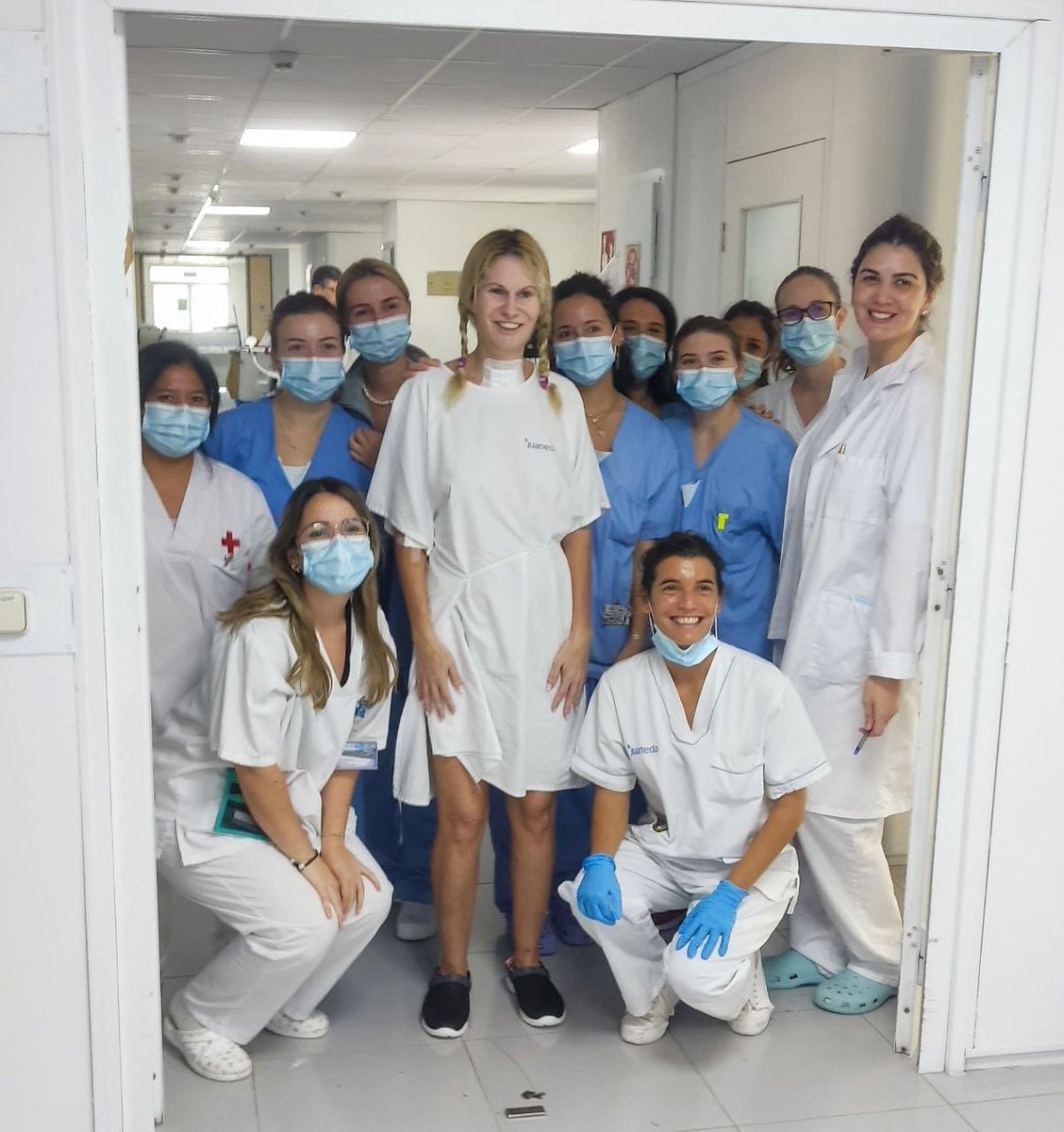 ElblogdeAmanda's tweet photo. This time last year I was still in hospital not being able to move at all. So grateful 2 @juanedahospitales &amp; @creurojabalears 4 saving my life &amp; helping me not only learn how 2 walk,write &amp; be "functional" again but be back home with the people that I love ❤️❤️❤️ https://t.co/9ynUc1Pfj6