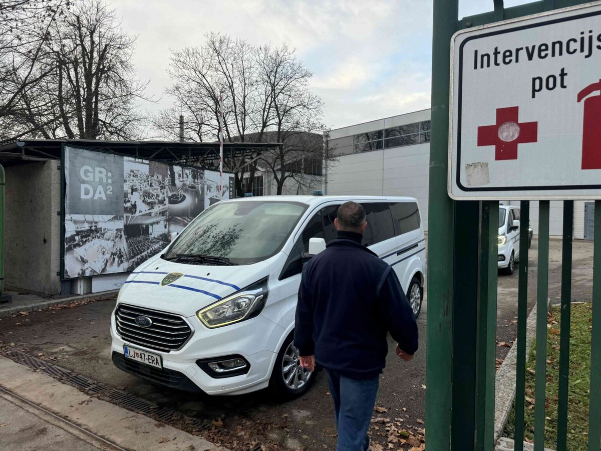 TopnewsSi's tweet photo. (VIDEO) Kako so trojico, vpleteno v mafijsko likvidacijo na ljubljanskem Brdu, odpeljali v pripor?
https://t.co/ncTEQwB9Iv https://t.co/3xqjUGNr3G