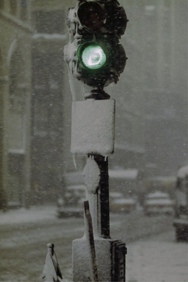 PlaceRonde's tweet image. [En attendant Noël 🎄]
Chaque jour pour attendre Noël par ici, je posterai une #photo de Saul Leiter. Il est, avec Bernard Plossu, mon photographe préféré. Le beau nous fait du bien n’est-ce pas, partageons-le. 
#monavis #saulleiter #unephotopourattendrenoel