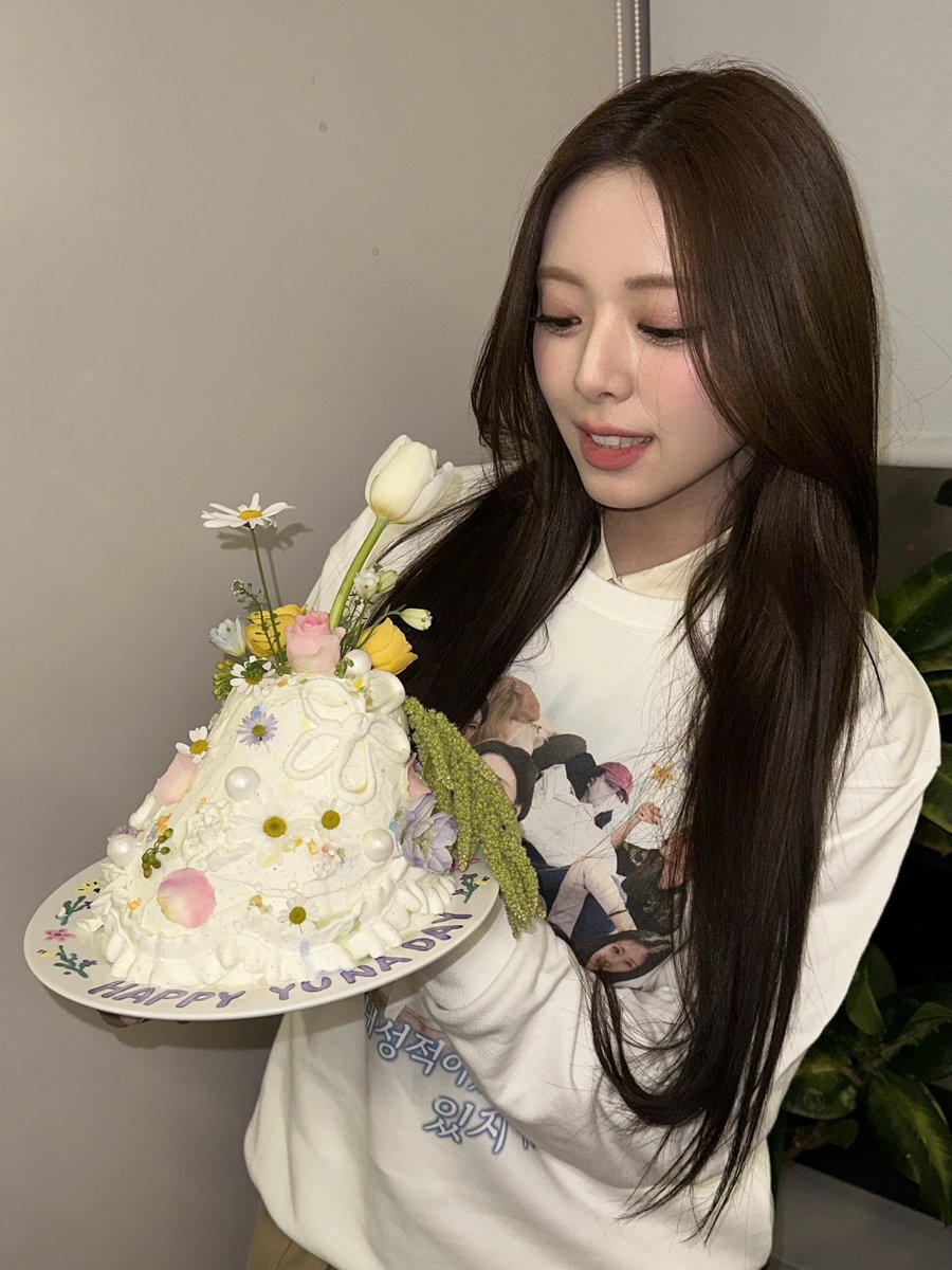 129__721's tweet photo. 내 사랑하는 공주님 생일 축하해
나의 소중한 보물이니까 상처받거나 슬픈마음 없이 계속 행복했으면 좋겠어
예쁜 것과 예쁜 말만 유나 주위에 넘치고 온 세상의 따뜻한 사랑만 많이 받고 계속 행복하게 웃고 있어 주세요
사랑해🐰🎀
#HappyYunaDay #유나
#너_예뻐_신유나_생일축하해
#ITZ_YUNA_DAY https://t.co/vUPHdC2eL3
